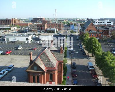 Vues aériennes prises le 30 avril 2010, montrant East Gay Street près de North 6th Street. Les photos incluent des monuments tels que le Continental Centre, Ohio Bell Building, et le bâtiment en briques rouges au 306 East Gay Street. La construction des condominiums de lancement du quartier et la sculpture D'ART en acier rouge cerise de 100 pieds sont également visibles. Banque D'Images