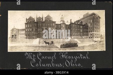 Cette photographie de 1909 montre l'hôpital Mount Carmel à Columbus, Ohio. L'image montre le bâtiment de briques original de quatre étages, l'aile de six étages achevée en 1908 et la chapelle construite la même année. Le Dr John Hamilton a joué un rôle crucial dans la supervision du développement de l'hôpital après la mort du Dr W.B. Hawkes. Banque D'Images