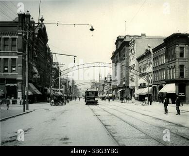 Cette photographie de 1897 montre South High Street à Columbus, avec Edenburn et Duffield Dentists et Frech Brothers Saloon près du palais de justice. Banque D'Images