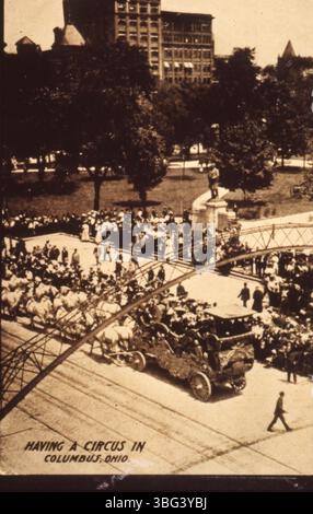 Photographie en noir et blanc de la parade du cirque des frères Ringling Barnum et Bailey sur South High Street, Columbus, prise le 19 mai 1910. Le Swan bandwagon est bien en évidence dans l'image. Banque D'Images