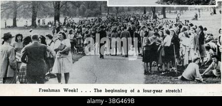 Une photo de 1945 montrant des étudiants rassemblés pendant la première année à l'Université d'État de l'Ohio. Cet événement marque le début de leur parcours académique alors qu'ils commencent leur expérience universitaire de quatre ans. Banque D'Images