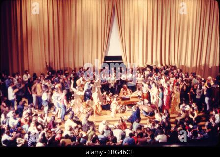 Photographie prise par A.V. Shirk le 12 mai 1969, montrant Swami Bhaktivedanta présentait pour soutenir la Société de yoga OSU et le groupe local Hare Krishna à Hitchcock Hall. Le poète Allen Ginsberg fait une brève apparition. A.V. Shirk était un photographe et producteur de radio qui a documenté des concerts de musique folk et protestataire dans l'Ohio pendant les années 1950 et 1960 Banque D'Images