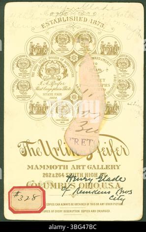 Photographie d'une femme portant une robe à motifs avec des manches bouffantes, un col blanc à volants, une chaîne de montre et une broche au cou. La photo a été prise par George C. Urlin, un photographe de renom de Columbus, Ohio, à la fin du XIXe siècle. Banque D'Images