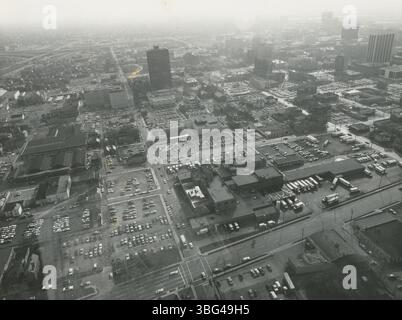 Cette photographie aérienne, prise entre 1974 et 1980, montre le centre-ville de Columbus, en se concentrant sur Washington Avenue et ses bâtiments environnants, reflétant l'expansion urbaine pendant cette période. Banque D'Images