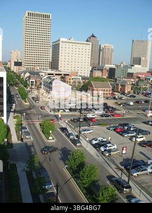 Des photographies aériennes du 30 avril 2010 montrent des vues vers l'ouest, le nord et l'est au-dessus de East Gay Street près de North 6th Street à Columbus, Ohio. Les images incluent le Continental Centre au 150 East Gay Street, l'Ohio Bell Building au 111 North 4th Street, la construction de condominiums de lancement de quartier sur le côté nord de Gay Street à l'est de la 4th Street, le bâtiment en briques rouges au 306 East Gay Street abritant Stewart Jaffy & Associates, et la sculpture D'ART en acier rouge cerise de 100 pieds près de North Grant Avenue. Banque D'Images