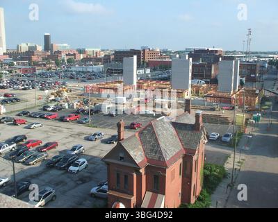 Des vues aériennes de East Gay Street à Columbus le 28 juin 2013 montrent des bâtiments clés tels que le Continental Centre et l'Ohio Bell. Les images montrent également les condominiums du quartier Launch sur la rue Gay, ainsi que les premières étapes de la construction du complexe d’appartements Normandie. Banque D'Images