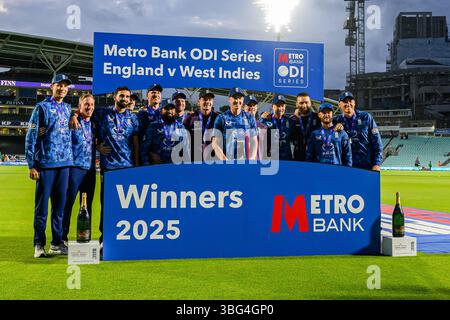LONDRES, ROYAUME-UNI. 03 juin : Team England pose photo après avoir remporté la série Metro Bank ODI lors de la 3e Metro Bank ODI Angleterre v West Indies au Kia Oval Cricket Ground le mardi 03 juin 2025 à LONDRES, ROYAUME-UNI. Crédit : Taka Wu/Alamy Live News Banque D'Images