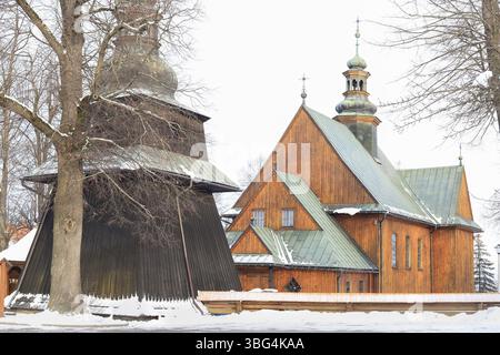 L'église paroissiale de l'Immaculée conception de la BVM et ses environs. La route de l'architecture en bois à Malopolska. Spytkowice, Pologne. Banque D'Images