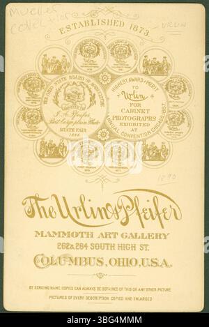 La photographie montre une femme portant une robe à motifs contrastés avec une coiffure chignon et un collier de perles, capturée par George C. Urlin et John A. Pfeifer. La femme porte également un collier en dentelle noire, soulignant le style de la fin du XIXe siècle. Urlin et Pfeifer étaient des photographes actifs à Columbus, Ohio pendant cette période. Banque D'Images