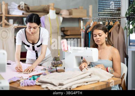 Femmes couturières cousant des vêtements dans l'atelier Banque D'Images