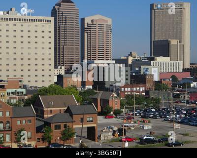 Vues aériennes de East Gay Street en 2014, montrant divers bâtiments, dont le Continental Centre et l'Ohio Bell, ainsi que des condominiums Neighborhood Launch et le complexe d'appartements Normandie. Les vues comprennent également le Hills Market et la sculpture d'ART DE 100 mètres. Ces photos ont été prises en regardant vers l'ouest, le nord et l'est près de North 6th Street, mettant en évidence le développement urbain de la ville et les principaux monuments. Banque D'Images