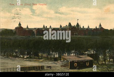 Une image de 1908 de l'Ohio State Hospital à Athens, Ohio, montrant le bâtiment de l'hôpital et ses environs. La photo fait la promotion des offres d'un drugstore local. Banque D'Images