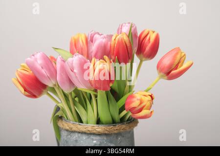 Bouquet de fleurs de tulipes colorées. Décoration printanière Banque D'Images