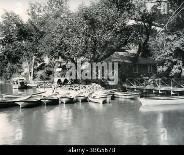 Cette photographie de 1897 montre le hangar à bateaux du parc Olentangy, un site récréatif populaire de Columbus. Le parc propose des expositions de canotage, de plongée et de courses de scull, ainsi que des attractions ajoutées par les frères Dusenbury. Banque D'Images