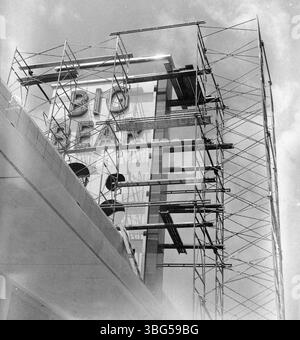 Photographie de A.V. Shirk montrant la construction de l'épicerie Big Bear dans le centre commercial Graceland à Columbus, Ohio, vers 1955. Banque D'Images