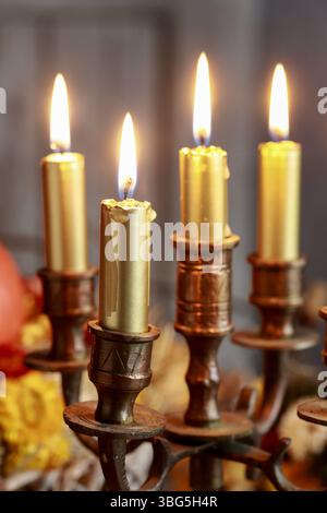 Un chandelier à l'ancienne avec des bougies dorées au milieu des décorations de table d'automne. Décor de fête Banque D'Images