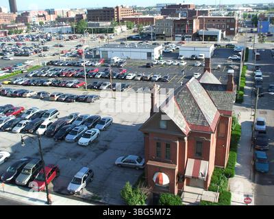 Vues aériennes de East Gay Street à Columbus, Ohio, prises le 28 mai 2008, montrant la construction sur des condominiums de lancement de quartier sur le côté nord de Gay Street, près de North 6th Street. Le bâtiment en briques rouges situé au 306 East Gay Street, qui abrite Stewart Jaffy & Associates, est également visible sur l'une des images. Banque D'Images
