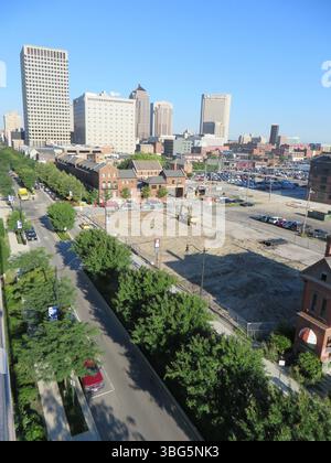 Vues aériennes de East Gay Street en 2014, montrant divers bâtiments, dont le Continental Centre et l'Ohio Bell, ainsi que des condominiums Neighborhood Launch et le complexe d'appartements Normandie. Les vues comprennent également le Hills Market et la sculpture d'ART DE 100 mètres. Ces photos ont été prises en regardant vers l'ouest, le nord et l'est près de North 6th Street, mettant en évidence le développement urbain de la ville et les principaux monuments. Banque D'Images