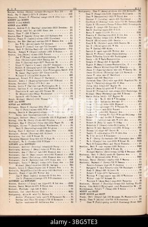 Cette page du Livre rouge de la ville de Columbus 1942-1943 présente les rapports de solvabilité des citoyens du comté de Franklin, fournissant des informations sur leurs noms, professions, adresses et pointages de crédit. Banque D'Images