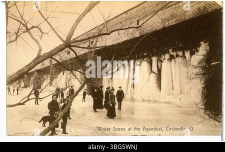 Cette photographie de 1908 montre une vue hivernale de l'aqueduc du canal au-dessus de la rivière Scioto à Circleville, Ohio. L'image capture la structure de l'aqueduc au milieu d'un environnement enneigé. Banque D'Images