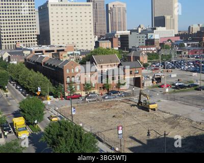 Vues aériennes de East Gay Street en 2014, montrant divers bâtiments, dont le Continental Centre et l'Ohio Bell, ainsi que des condominiums Neighborhood Launch et le complexe d'appartements Normandie. Les vues comprennent également le Hills Market et la sculpture d'ART DE 100 mètres. Ces photos ont été prises en regardant vers l'ouest, le nord et l'est près de North 6th Street, mettant en évidence le développement urbain de la ville et les principaux monuments. Banque D'Images