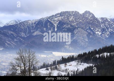 ZAKOPANE, POLOGNE - 25 DÉCEMBRE 2023 : la montagne Giewont vue depuis le village de Zab, Zakopane, Pologne. Destination touristique Banque D'Images