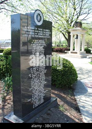 Des photographies en couleur prises le 29 avril 2007 montrent le monument commémoratif du service des incendies de Columbus au Battelle Riverfront Park. Il honore les pompiers tombés avec une flamme éternelle, des croix maltaises en bronze et des monuments gravés en granit. Banque D'Images