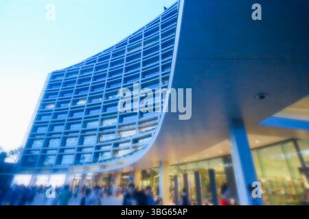 Taipei, Taiwan - 13 octobre 2013 : un bâtiment moderne courbé au parc culturel et créatif de Songshan vu contre le ciel crépusculaire. Les gens se rassemblent devant o Banque D'Images