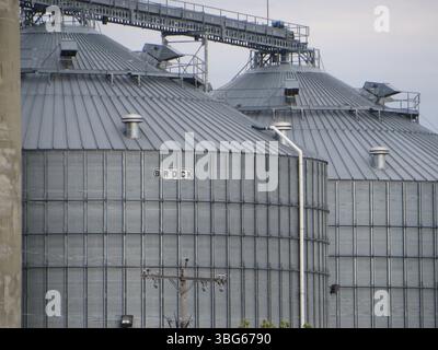Vues de la ConAgra Flour Milling Company, également connue sous le nom de ardent Mills, montrant les silos en béton. L'usine de broyage, construite à l'origine en 1951 par Eshelman grain, a ensuite été acquise par International Milling en 1963, qui a rebaptisé International Multifoods. ConAgra a acquis l'entreprise de minoterie en 1988. Banque D'Images