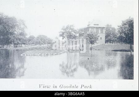 Cette photographie de 1896 montre le lac ouest dans le parc Goodale, qui a été fouillé en 1891. Le hangar à bateaux, construit en 1895, a également servi de stand de rafraîchissement et de véranda. Le lac a été enlevé en 1953. Banque D'Images