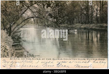 Un homme rame un bateau sur la rivière Noire près de l'Elyria Country Club, Elyria, Ohio, capturé en 1906. Banque D'Images