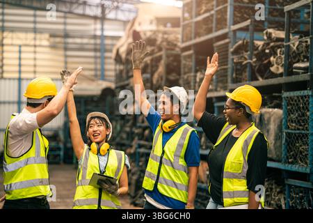 groupe de travailleurs unité d'équipe mélanger les gens multiraciaux ensemble, ami ingénieur au travail heureux souriant à l'usine Banque D'Images