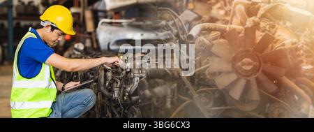 travailleur du personnel travaillant dans la déchirure avec le centre de garage d'entrepôt de pièces de rechange de vieille voiture large pour le fond de bannière Banque D'Images