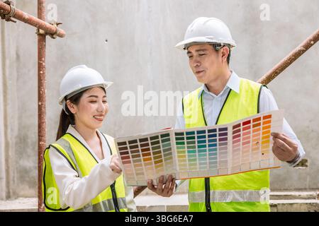 Réunion d'équipe de designer d'intérieur avec peinture de sélection de décorateur, processus de sélection de couleurs, choix de couleur de projet à la maison à partir du tableau de couleurs Banque D'Images