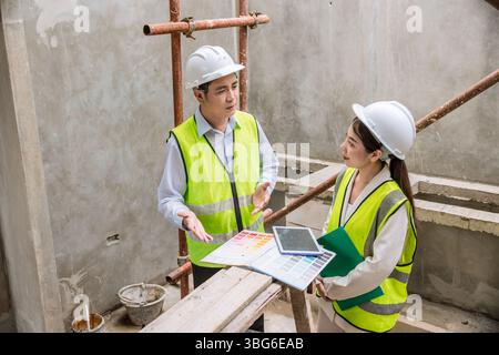 Réunion d'équipe de designer d'intérieur avec peinture de sélection de décorateur, processus de sélection de couleurs, choix de couleur de projet à la maison à partir du tableau de couleurs Banque D'Images