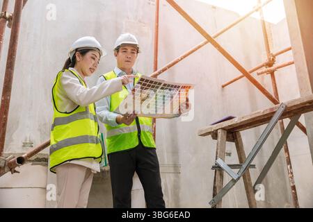 Réunion d'équipe de designer d'intérieur avec peinture de sélection de décorateur, processus de sélection de couleurs, choix de couleur de projet à la maison à partir du tableau de couleurs Banque D'Images