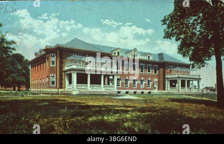 Le bâtiment Awl du Central Ohio Psychiatric Hospital, construit en 1903, est montré sur cette photographie de 1908. Il comporte des portiques de deux étages et a été nommé d'après le docteur William M. AWL, l'ancien surintendant médical de l'Ohio Lunatic Asylum. Banque D'Images