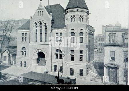 Cette photographie de 1897 montre le bâtiment de la bibliothèque de l'école publique de Columbus, construit à l'origine en 1853 sous le nom de Town Street First Methodist Episcopal Church. Il a été remodelé en 1891 et ouvert en tant que bibliothèque en 1892 avant d'être démoli vers 1928. Banque D'Images