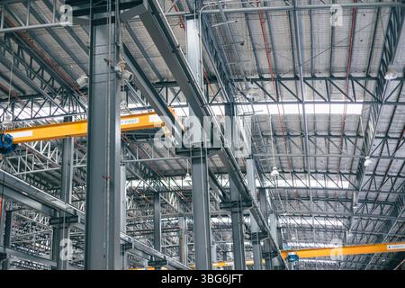 Métal de toit en acier ondulé de la construction de plafond de bâtiment de grande industrie , architecture d'usine d'intérieur. Structure et moteur de complexité Banque D'Images