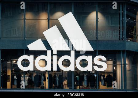 Chinese-Taipei. 19 avril 2025 : enseigne de magasin de détail Adidas, magasin de sport à shopping tous les magasins d'usine. Logo de la marque adidas Corporation Banque D'Images
