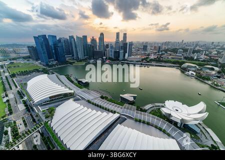 Vue aérienne de Marina Bay et des gratte-ciel au coucher du soleil, Singapour Banque D'Images