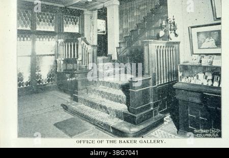 Cette photographie de 1898 montre l'intérieur du studio de photographie de Baker's Art Gallery à Columbus, Ohio, avec vue sur un escalier, un bureau et une salle de réception. Fondée par Lorenzo M. Baker en 1863, la galerie a fonctionné jusqu'en 1955, passant des daguerréotypes aux photographies. Banque D'Images