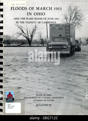 L'inondation de mars 1963 dans l'Ohio a été la pire depuis 1945 dans le bassin de la rivière Hocking et a peut-être dépassé l'inondation de 1913 dans le ruisseau Rush. Elle a dépassé les records dans la région de Paint Creek dans le bassin de la rivière Scioto et a égalé ou dépassé les crues de 1959 dans certaines parties du bassin de la rivière Little Miami. Deux personnes sont mortes, plus de 3 000 habitations ont été endommagées, plus de 5 000 personnes ont été évacuées et le total des dommages a dépassé les 28 millions de dollars. La ville d'Athènes a été partiellement inondée. Banque D'Images