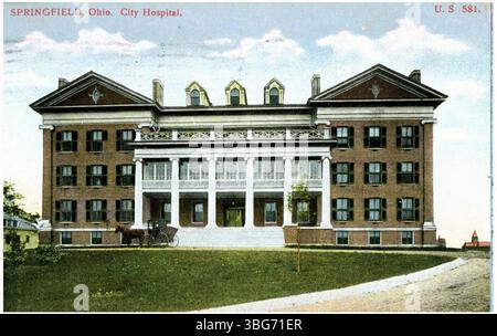 Une impression en couleur de 1908 montrant l'hôpital de la ville de Springfield, Ohio. L'image montre un grand bâtiment en briques avec un grand portique et un buggy garé devant, représentant la conception de l'hôpital du début du XXe siècle. Banque D'Images