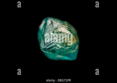 Cristal de diamant bicolore naturel brut rare sur fond sombre Banque D'Images