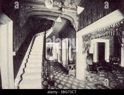 Cette photographie de 1897 montre l'intérieur du Elks Lodge #37 à Columbus, Ohio. Le Lodge, créé en 1885, était logé dans un bâtiment construit en 1863 et acheté par les Elks en 1900. Le Lodge a ensuite été démoli en 1927 après avoir déménagé dans un nouvel emplacement. Banque D'Images
