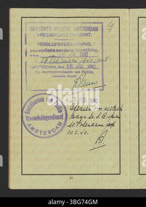 Le passeport allemand du Reich de Georg Bredig, daté d'août 1939, l'identifie comme un chimiste allemand de premier plan dans les domaines des catalyseurs et de l'électrochimie. Connu pour avoir développé la méthode Arc de Bredig, Bredig a apporté des contributions significatives à l'étude des métaux colloïdaux. Banque D'Images