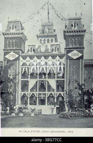 Cette image de 1888 montre l'école des sourds décorée pour la célébration du centenaire de l'Ohio, qui s'est tenue du 4 septembre au 16 octobre 1888. L'école a été ornée de décorations spéciales pour marquer le centenaire de l'État de l'Ohio. Banque D'Images