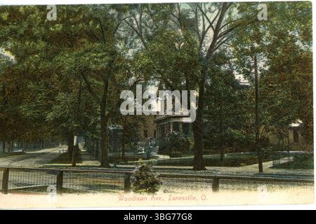 Cette carte postale en couleur montre Woodlawn Avenue à Zanesville, Ohio, avec une vue sur la rue et les bâtiments environnants. L'image du début du XXe siècle illustre le développement suburbain de la région. Banque D'Images