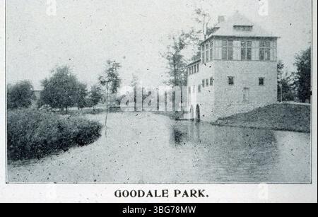 Cette photographie du lac ouest du parc Goodale, Columbus, Ohio, a été prise entre 1897 et 1900. Il montre le hangar à bateaux, construit en 1895, et le lac, qui a été enlevé en 1953. Le parc a été donné par le Dr Lincoln Goodale en 1851 à la condition qu'il soit préservé comme espace public. Banque D'Images